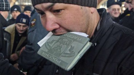 Двое тагильчан фиктивно прописали 15 тыс. мигрантов