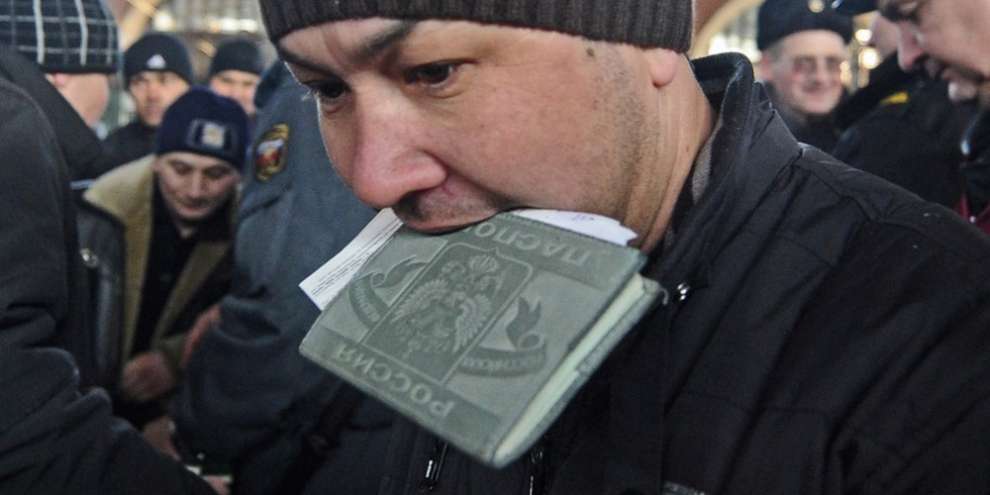 Двое тагильчан фиктивно прописали 15 тыс. мигрантов