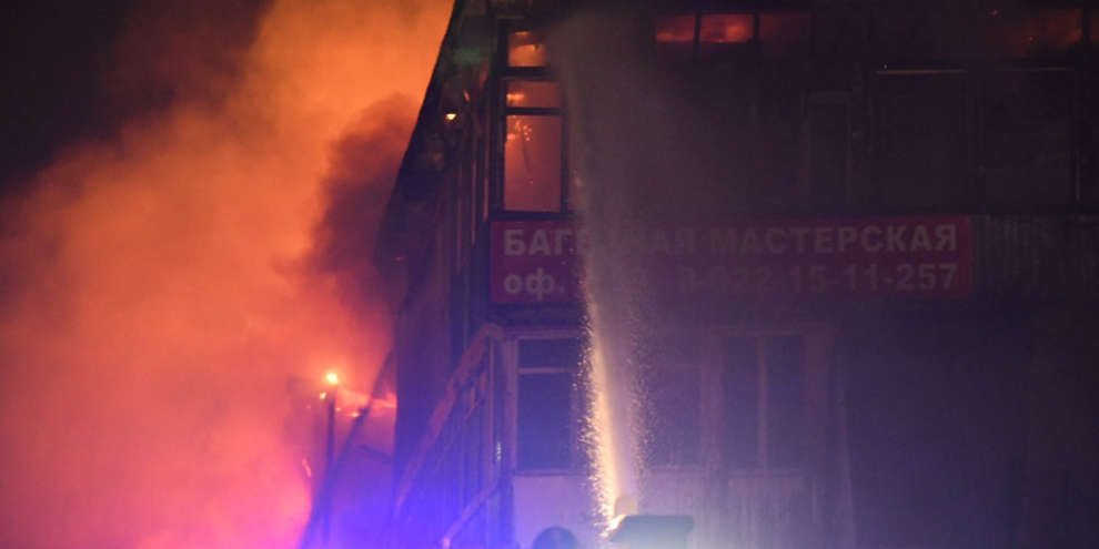 Крупный пожар возле Ивановского кладбища: горит трехэтажное здание