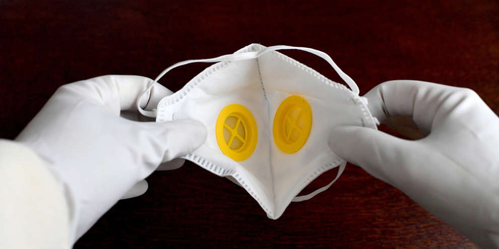 Минтруд отвечает: Домой отправили ради безопасности. Теперь зарплату урежут?