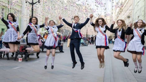 Вместо выпускного губернатор пообещал 11-классникам онлайн-концерт