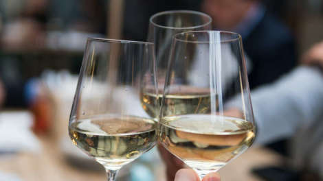 Куйвашев отменил ограничение на продажу алкоголя до 19:00