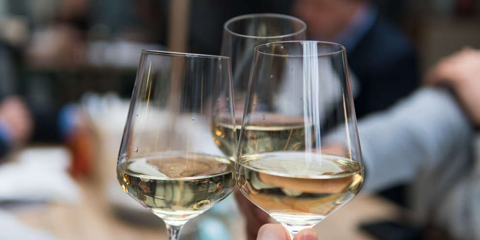 Куйвашев отменил ограничение на продажу алкоголя до 19:00