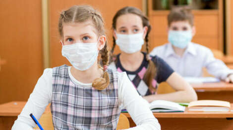 Школьникам России не придется сдавать тесты на COVID-19 для учебы