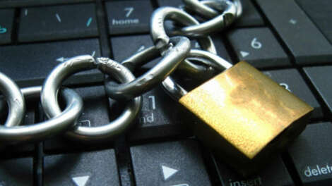 Путин подписал закон о санкциях за цензуру российских СМИ в интернете