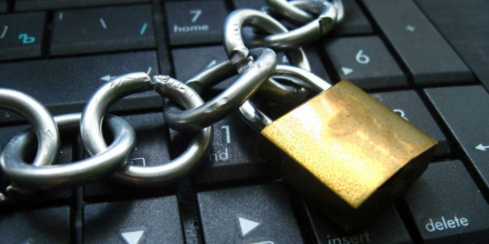 Путин подписал закон о санкциях за цензуру российских СМИ в интернете