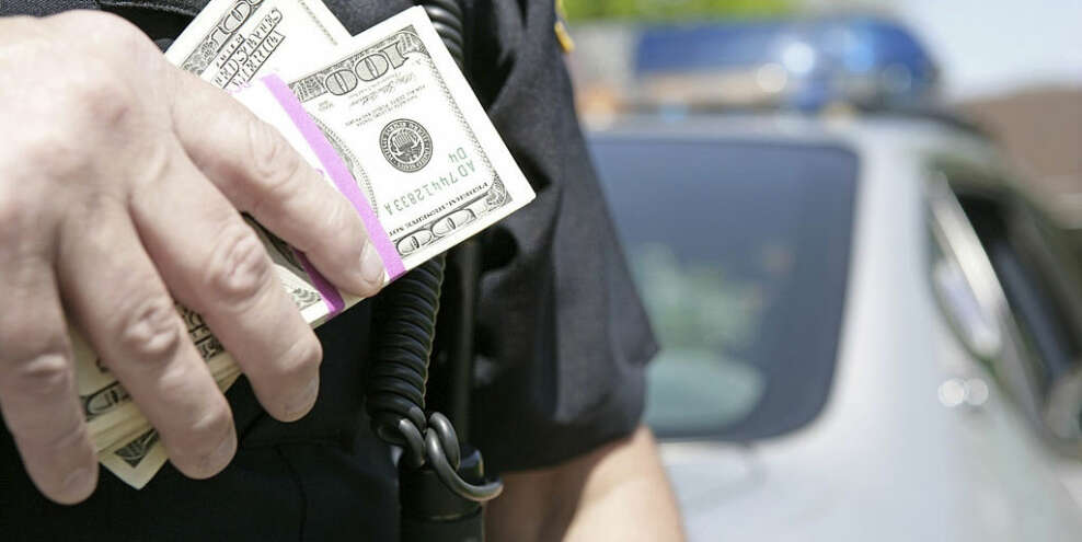 В Екатеринбурге осудят экс-инспекторов ГИБДД и инструкторов автошколы за получение взяток