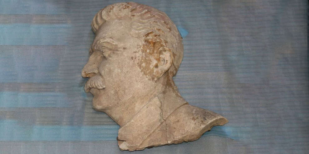 ​В Екатеринбурге нашли барельеф Сталина, потерянный в конце XX века