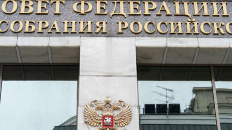 Совет федерации принял закон об обнулении президентских сроков