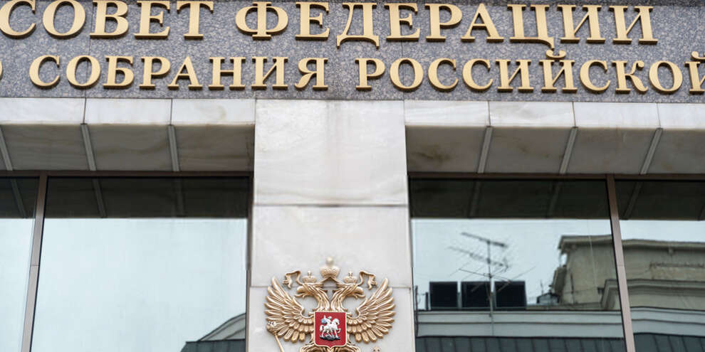 Совет федерации принял закон об обнулении президентских сроков